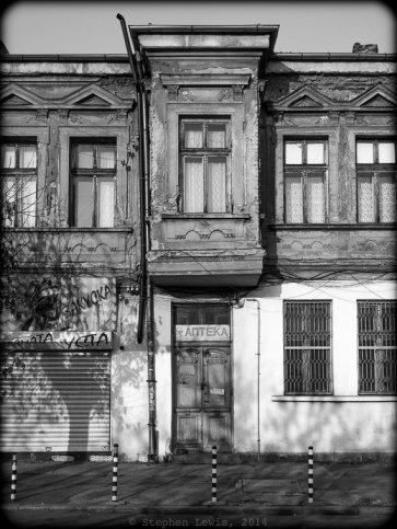Late-19th-century "çarșı"-style row house, Pirotska St., Sofia, Bulgaria, 2014. (Fuji x100). Click on image to enlarge.