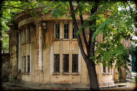 Lateral view of abandoned early-20th-century mineral bath pavilion, Ovche Kupel quarter, Sofia, Bulgaria, 2014.  Canon G10 pocket camera.  Click on image to enlarge.